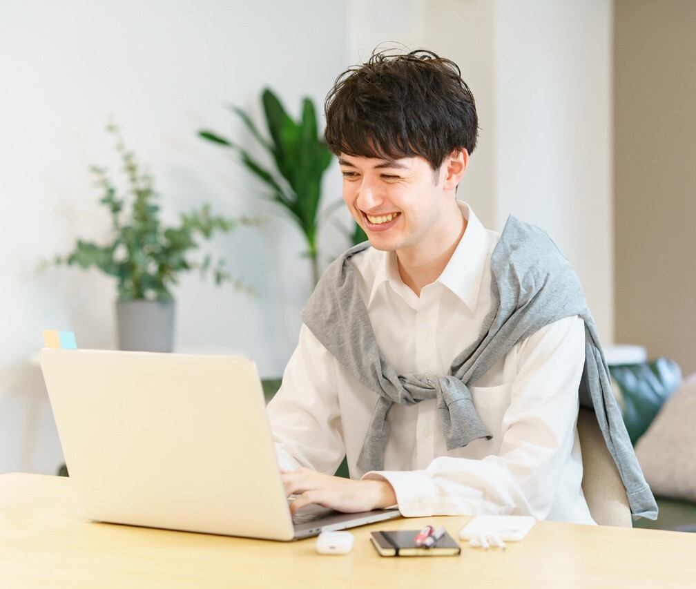 パソコンで作業をする男性の画像