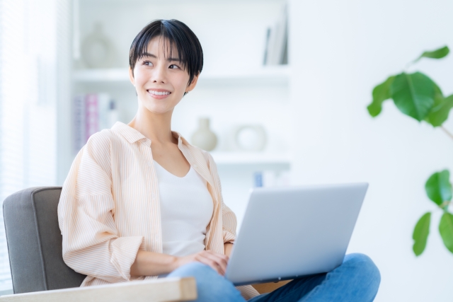 女性が自宅でパソコンをしている画像